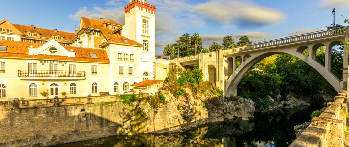 Vista del río Pas y el balneario de Puente Viesgo, Cantabria