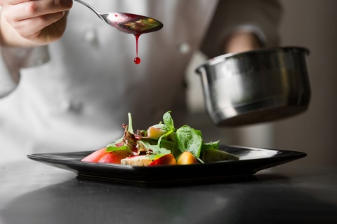 Chef emplatando un plato de alta cocina