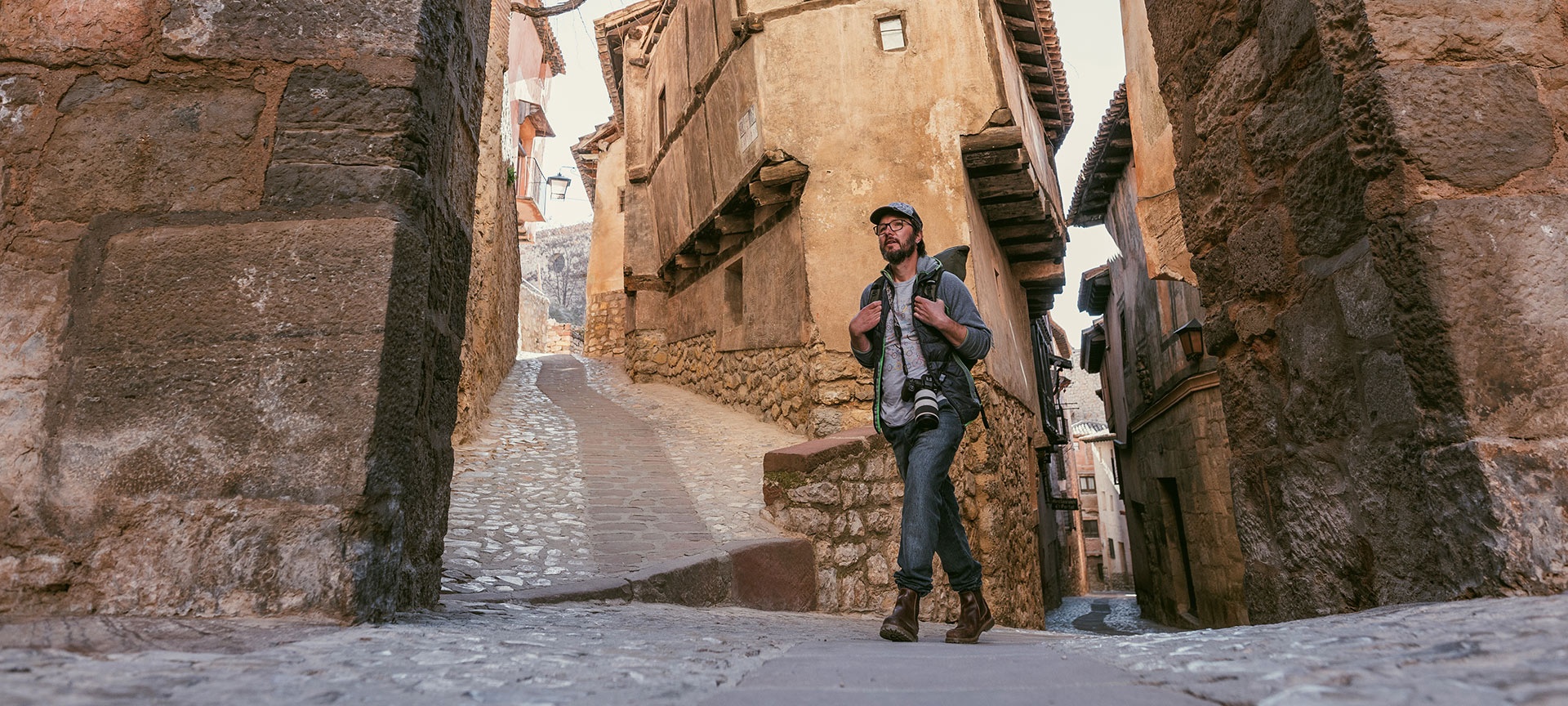 Turista visitando Albarracín en Teruel, Aragón