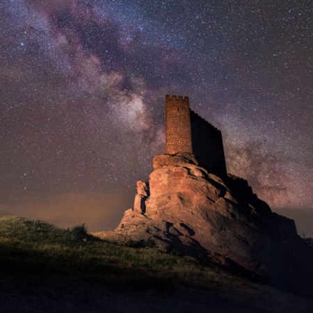 Vía láctea sobre el Castillo de Zafra en Guadalajara, Castilla-La Mancha