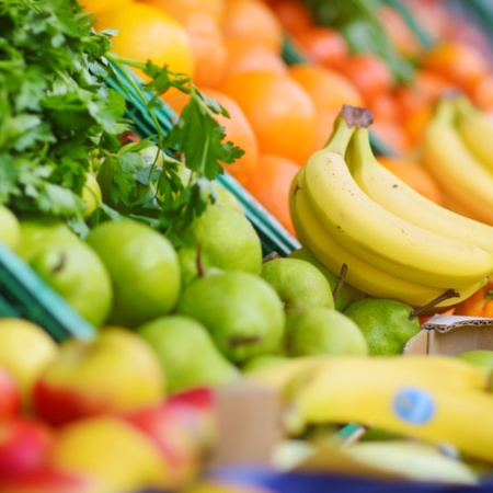 Parada de frutas en un mercado gastronómico