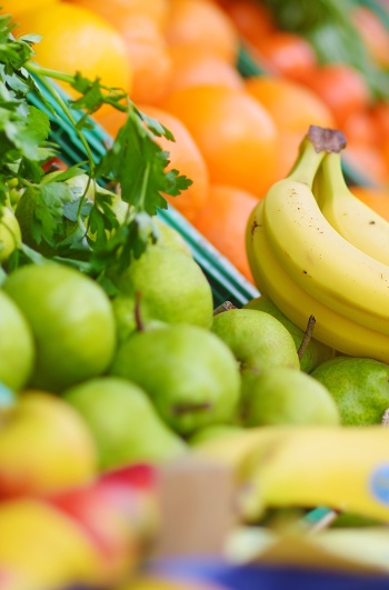 Parada de frutas en un mercado gastronómico