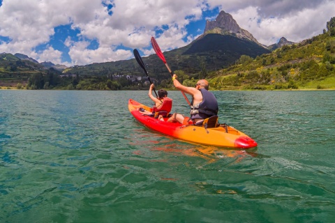 Turista realizando una travesía en kayak en los Pirineos