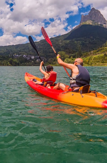 Turista realizando una travesía en kayak en los Pirineos