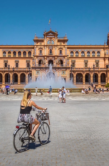 Turistas en bicicleta por la Plaza de España de Sevilla, Andalucía