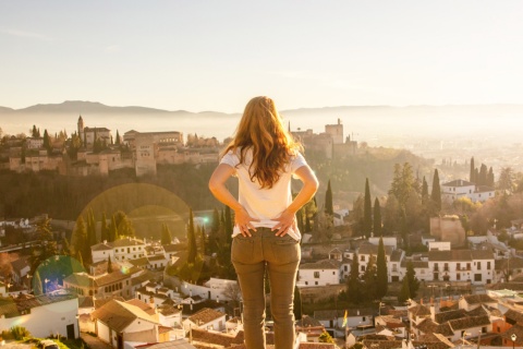 Turista contemplando la Alhambra en Granada