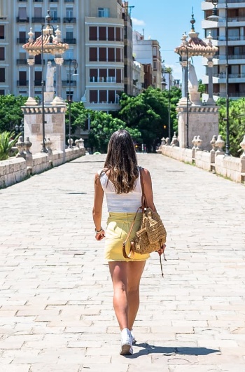 Turista paseando por Valencia