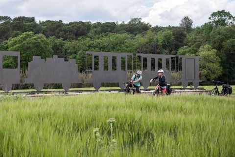 Turistas en una vía verde de Girona, Cataluña