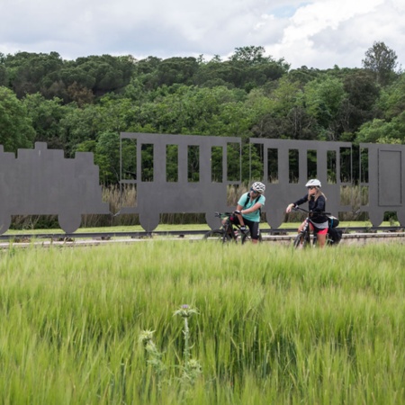 Turista en una vía verde de Girona, Cataluña