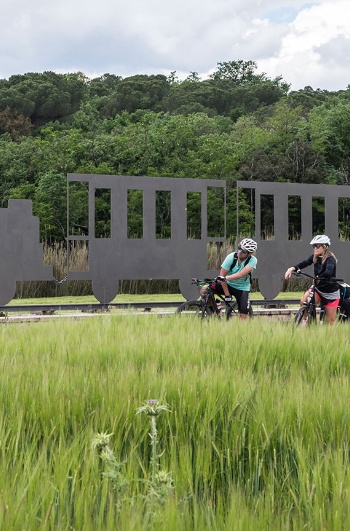 Turistas en una vía verde de Girona, Cataluña