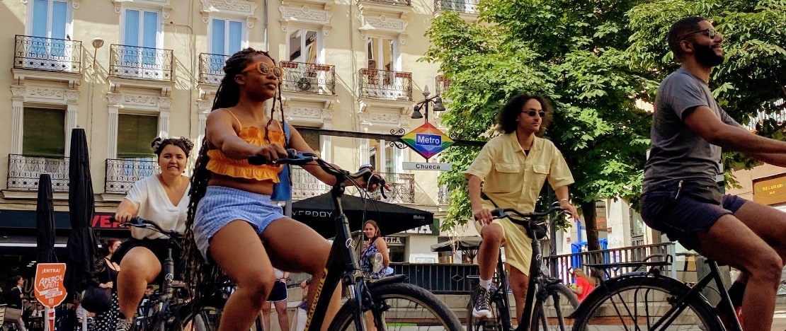 Turistas en bicicleta en el barrio de Chueca de Madrid, Comunidad de Madrid