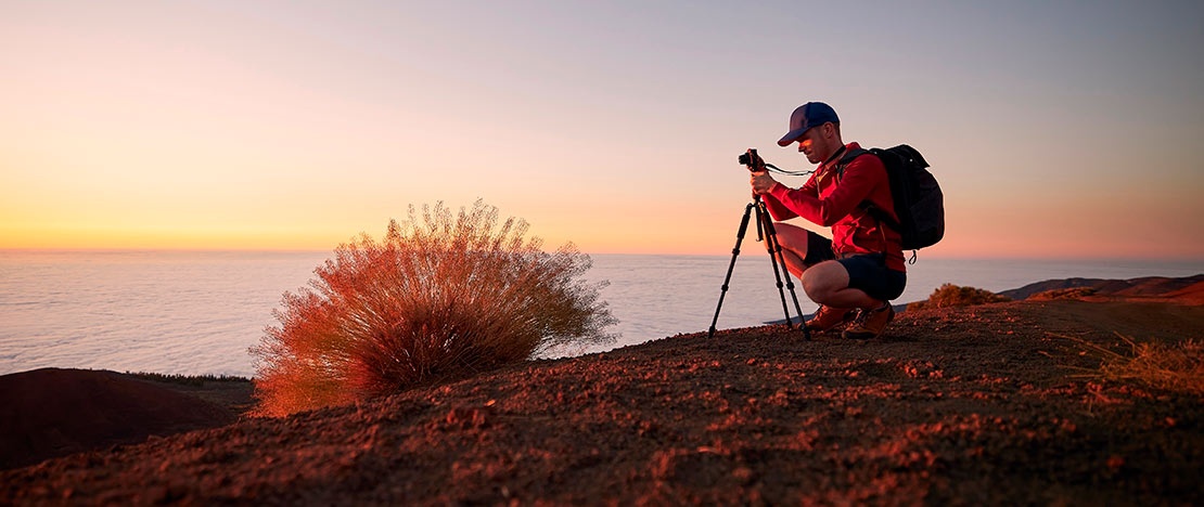 Turista tomando una fotografía en la naturaleza en las Islas Canarias