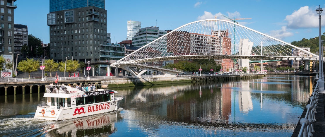 Zubizuri-Brücke von Bilbao in Bizkaia, Baskenland