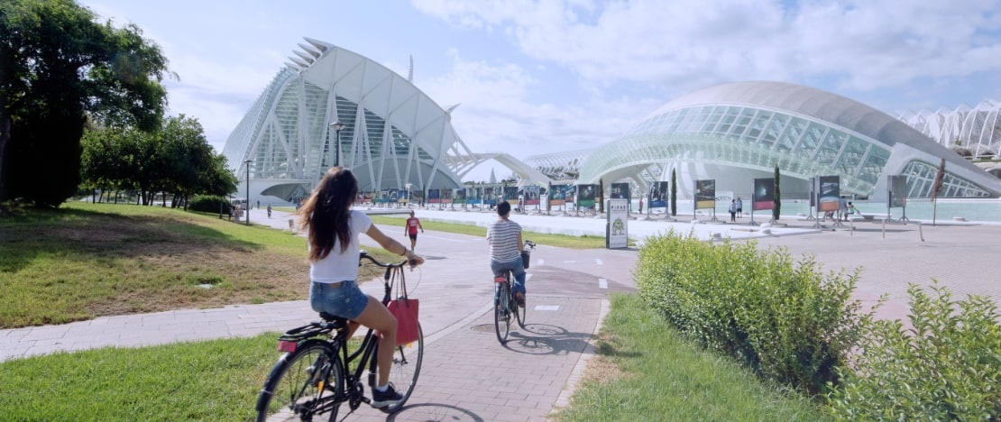 Turistas en bici en el Jardín de Turia de Valencia, Comunidad Valenciana