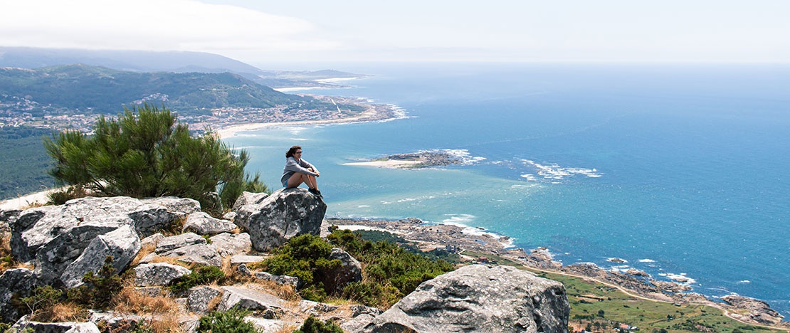 Turista en la desembocadura del rio Miño, A Guarda en Pontevedra, Galicia