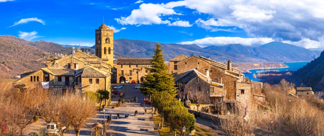 Vista del pueblo de Aínsa en Huesca, Aragón