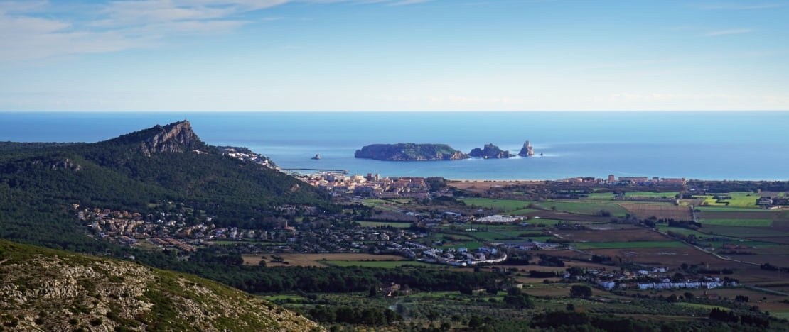 L'Estartit y las Illes Medes desde el Castillo del Montgrí en Girona, Cataluña